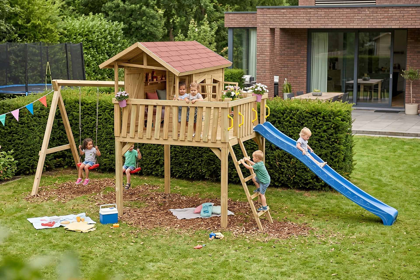 CRAZY Maxi Design-Baumhaus mit Schaukel